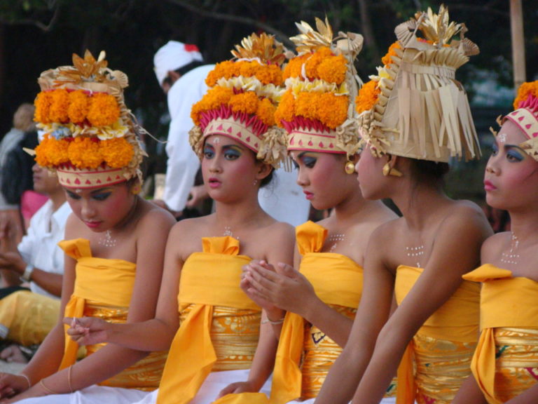 1600px Girls in traditional Hindu dress in Bali Indonesia