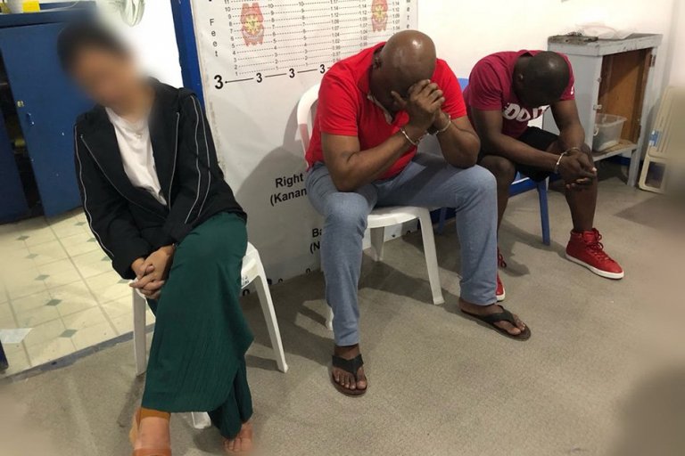 2 Cameroon nationals, Filipina arrested over black dollar scam