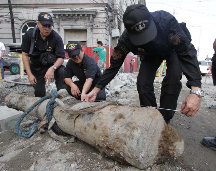 manila police bomb squad inspect the 2 spanish vintage canon recovered by DPWH construction workers along Juan luna st. binondo manila.(photo by Ali vicoy)mbnewspictures/mbnewspix