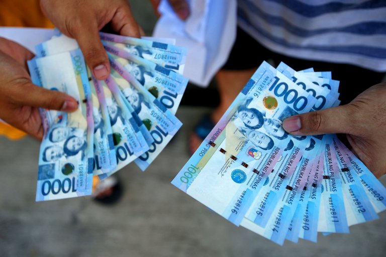 69% of Filipino families receive financial help from gov't-sws