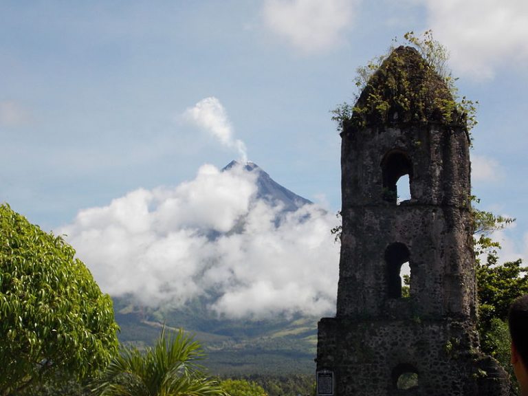 800px Mayon Volcano and Cagsawa Church Ruins