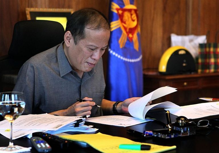 800px President Aquino at work