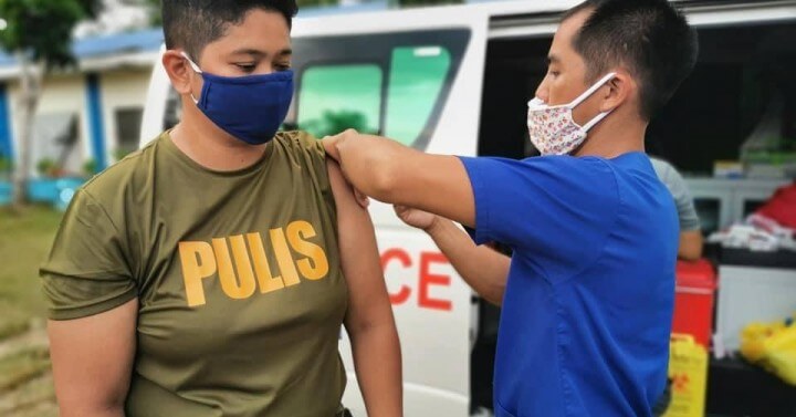 About 900 unvaccinated cops banned from duty - PNP