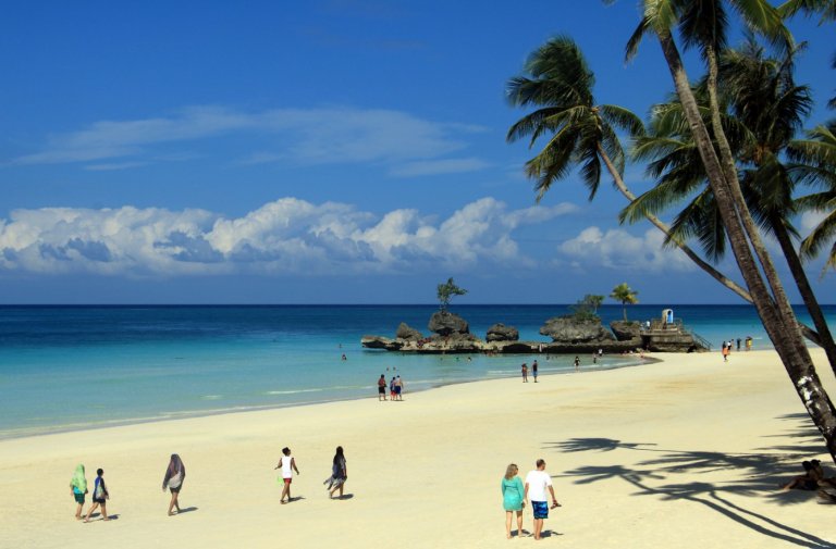 Age restrictions on tourists visiting Boracay Island lifted