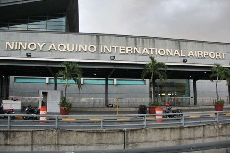 Airport employee escorting trafficking victims caught - BI