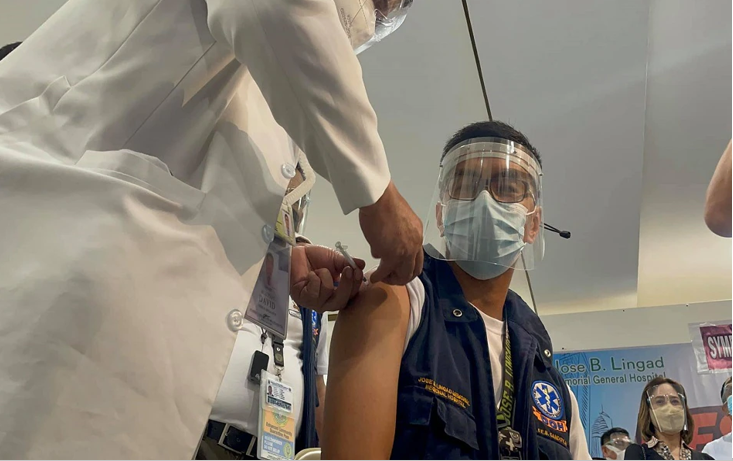 Almost 400 health workers vaccinated in Pampanga