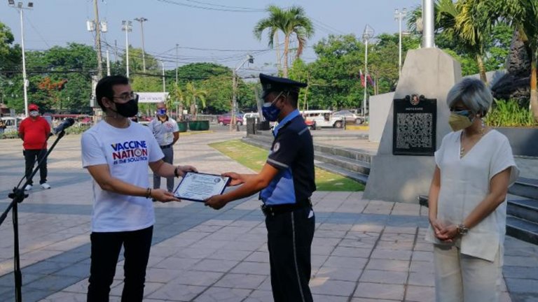 Assaulted Manila traffic enforcer honored