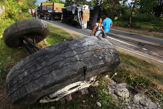 Barotac Nuevo truck accident, 10 wheeler truck rams jeepney