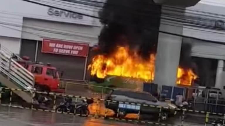 Bus passenger set conductor, himself on fire - witness