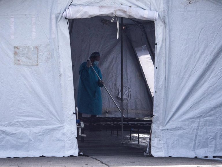 COVID-19 patients staying in tents outside hospital pay P1K per hour