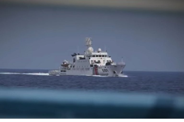 Chinese missile boats chasing Filipino boats in West PH Sea