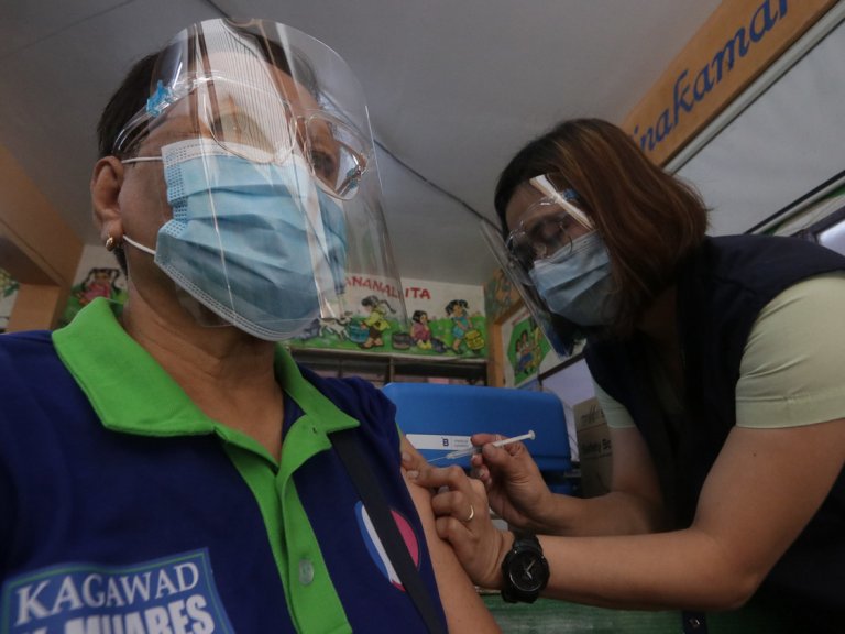 DOH- Public wants to see government officials vaccinated