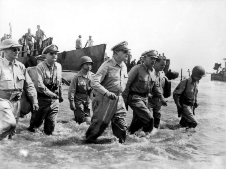 Douglas MacArthur lands Leyte1 1
