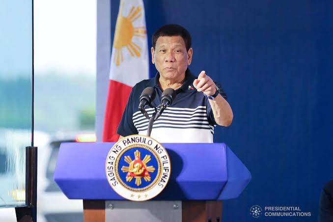 Duterte looks for an honest PNP chief, 'maski bobo'
