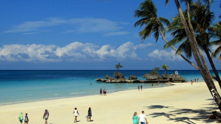 Face mask required for tourists visiting Boracay beaches