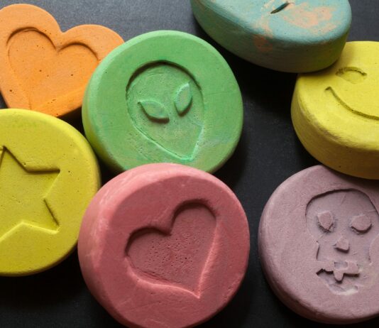 Foreigner sends Pinay girlfriend cans containing ecstasy