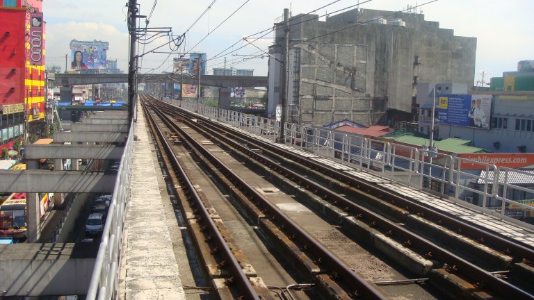 Foreigner who ran into MRT3 tracks naked arrested