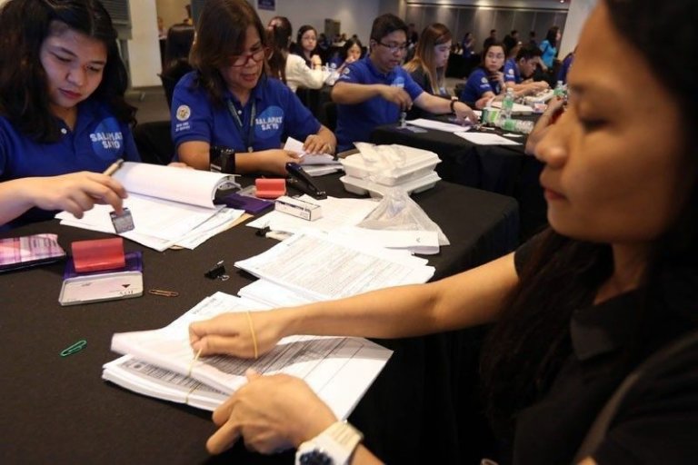 Gov't employees who will not receive P10k incentive complain