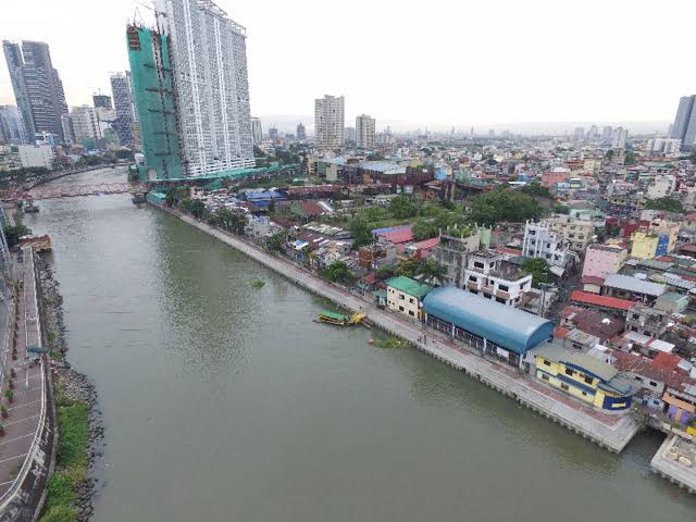 Handcuffed Nigerian jumps off to Pasig River rescued