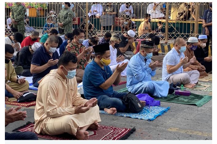 Hundreds of Muslims commemorate Eid’l Fitr at Manila Golden Mosque