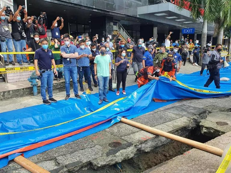 Lifesaver pipeline cracks road in Pasig