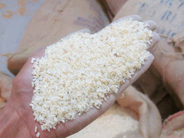Loboc, Bohol residents allegedly receive expired rice