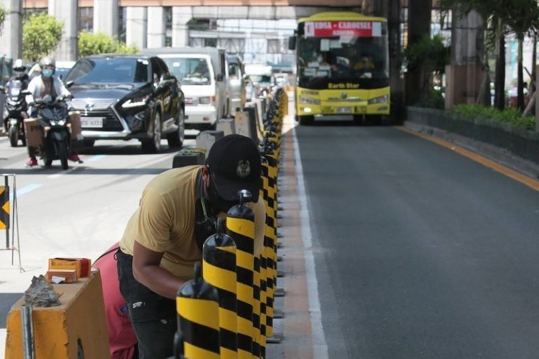 MMDA replaces EDSA concrete barriers with bollards