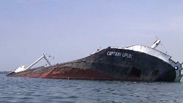 when a cruise ship sunk a navy gunship