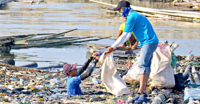 Navotas grants hazard pay to its garbage collectors