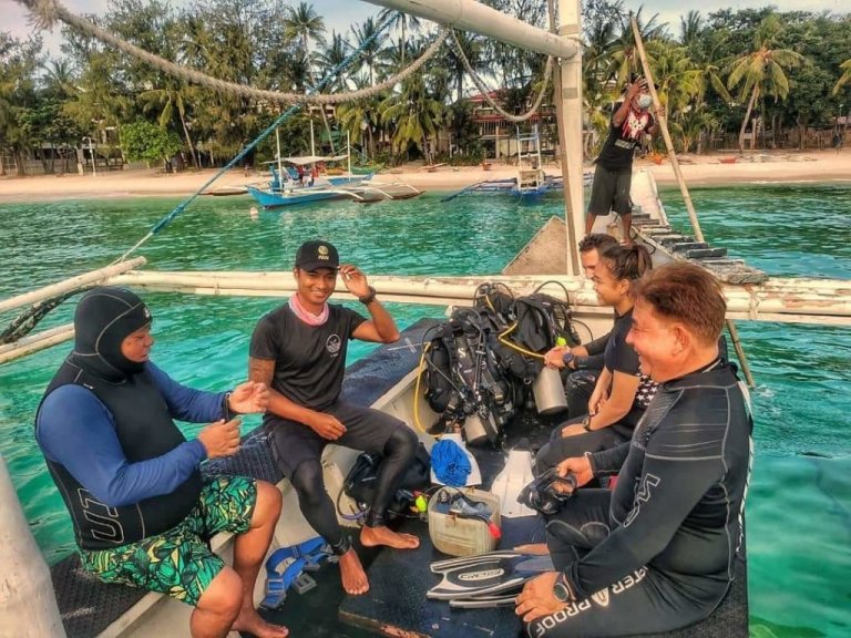 Netizens say Harry Roque not in isolation but in Boracay diving