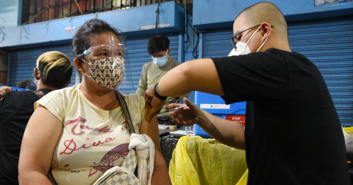 Night market workers in Divisoria vaccinated vs. COVID-19