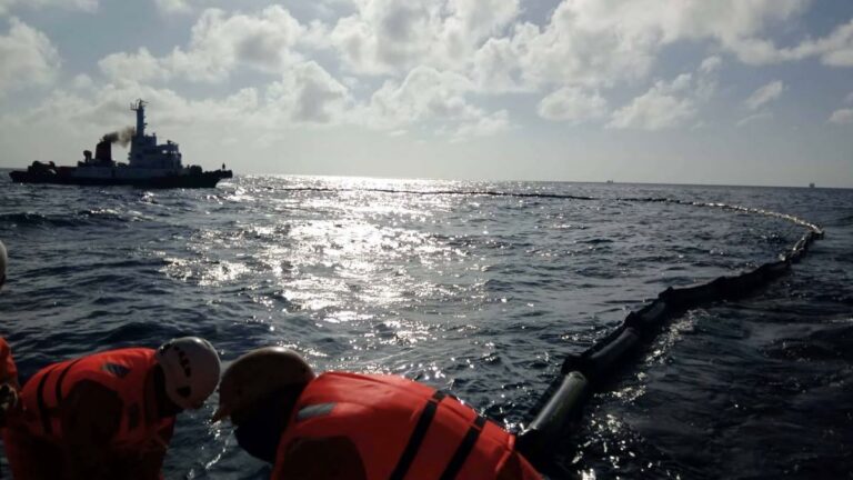 Oil from sunken tanker may still be leaking