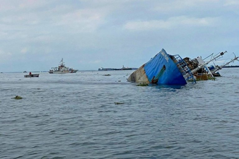 Oil spill being prevented after two ships collided in Tondo, Manila