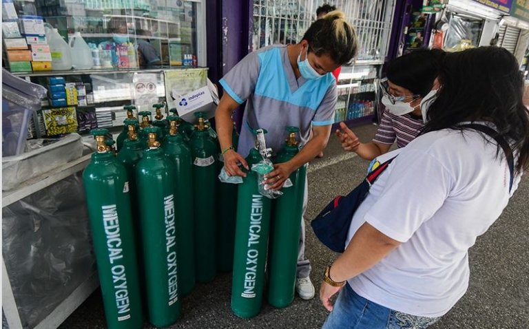Oxygen tank prices increased in some stores in Manila