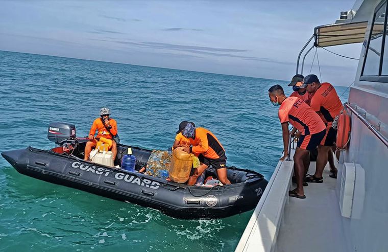 Search for the crew of stranded ship in Surigao del Sur stopped