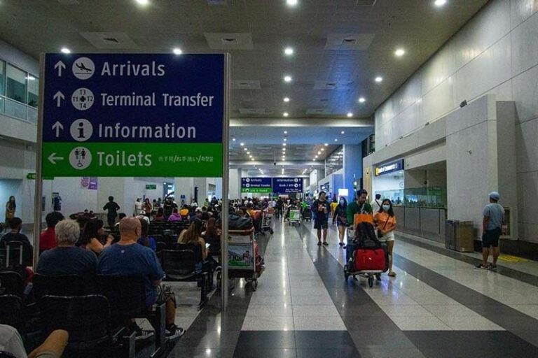 Senators urge airport customer service improvement