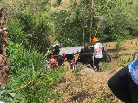 Truck fell into ravine 20 dead, 14 injured