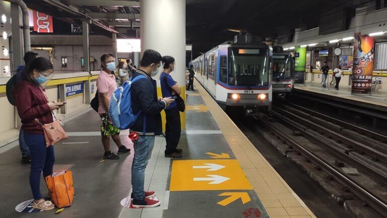 Vaccinated APORs get free ride on MRT-3, LRT-2, PNR from Aug. 3-20, 2021
