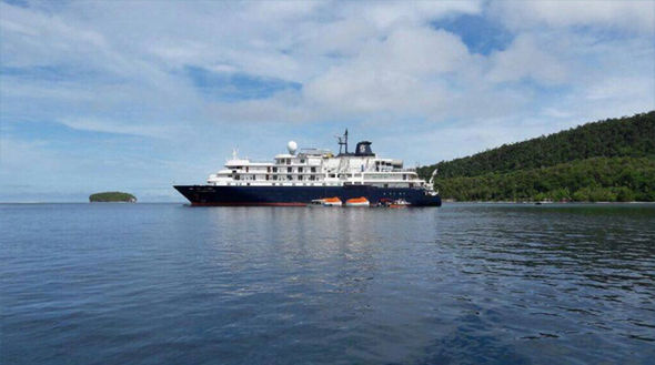 british cruise ship coral reef indonesia 863726