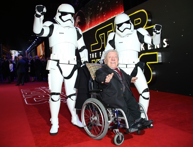 Actor Kenny Baker , Kenny Baker, centre, poses for photographers upon arrival at the European premiere of the film 'Star Wars: The Force Awakens ' in London, Wednesday, Dec. 16, 2015. (Photo by Joel Ryan/Invision/AP)