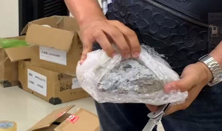 online seller allegedly replacing gadgets with stone