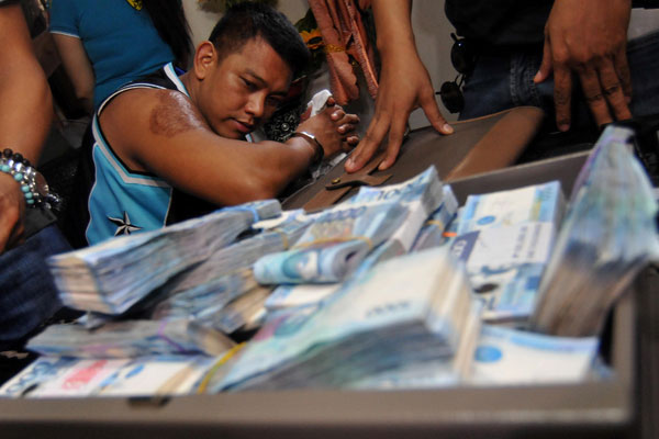police arrested in drug raid, drugs philippines, shabu philippines