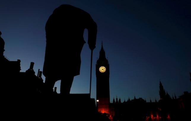 Dawn breaks behind the Houses of Parliament and the statue of Winston Churchill in Westminster, London, Britain June 24, 2016. REUTERS/Stefan Wermuth
