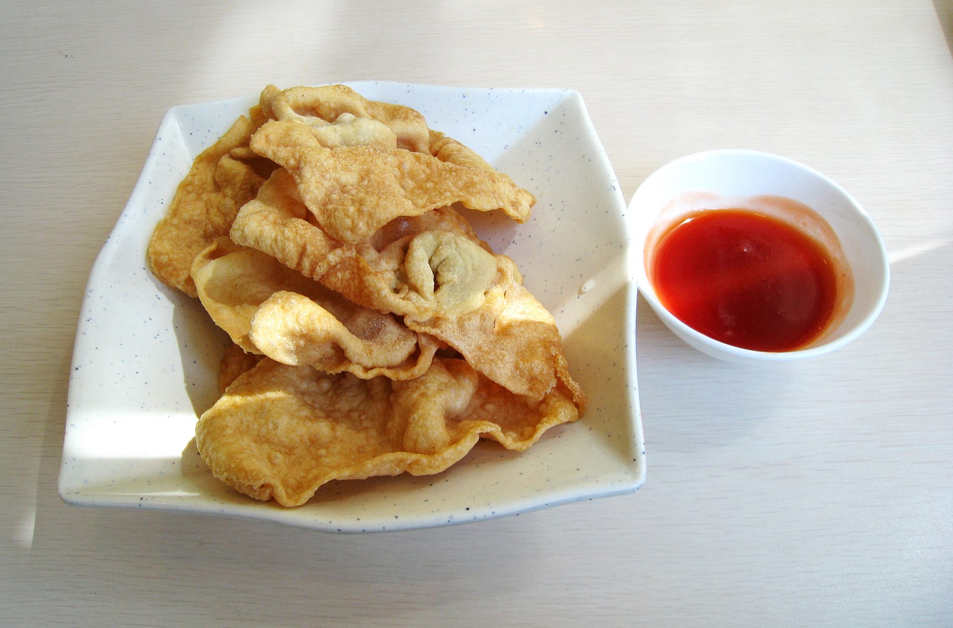 Food of the Philippines Wonton chips with sweet chilli sauce PLN Media